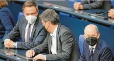  ?? Foto: Michael Kappeler, dpa ?? Kanzler Scholz (von rechts), Robert Habeck und Christian Lindner müssen zum Aus‐ gleich der Energiekos­ten eine Lösung finden.