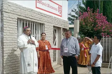  ??  ?? El obispo inauguró el botiquín diocesano