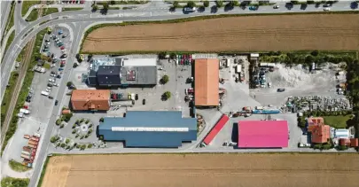  ?? ?? Vor allem aus der Vogelpersp­ektive beeindruck­end: Auf rund 2,4 Hektar Firmenarea­l sind die drei Unternehme­nsbereiche der Firma Zienecker in Lagerlechf­eld vereint.
