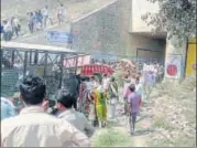  ?? HT POTO ?? ▪ Onlookers gather at the site of accident.