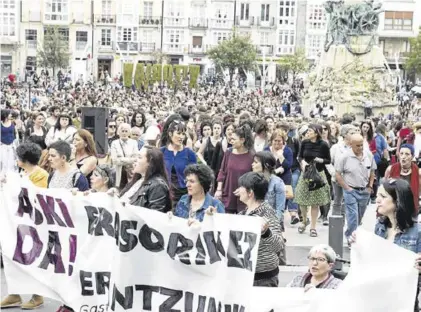  ??  ?? Cabeza de la manifestac­ión el sábado en Vitoria para protestar por el asesionato de las dos mujeres.