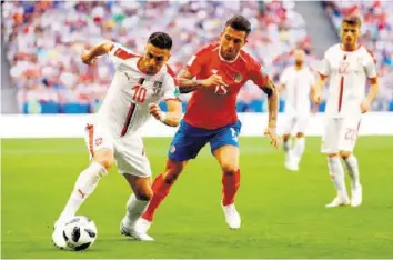  ??  ?? Tadic, ici aux prises avec Francisco Calvo lors du succès serbe contre le Costa Rica, ne craint pas la Suisse.