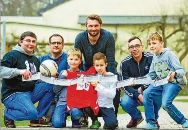  ??  ?? Sebastian Tyrala (Mitte) übergab am Donnerstag Freikarten für das Heimspiel am Samstag.