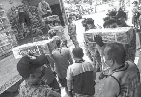  ?? News photo) (Jonathan Cellona/ABSCBN ?? Police officers secure the area during the delivery of official ballots at the Manila City Hall on May 5, 2022.