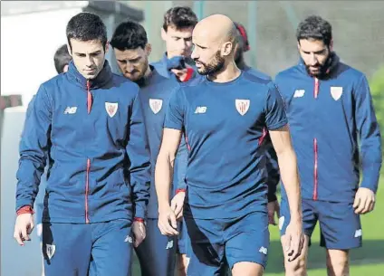  ?? FOTO: MIREYA LÓPEZ ?? Querido Mikel Rico conversa con Susaeta en un entrenamie­nto del primer equipo del Athletic