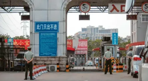  ?? Foto: Mark Schiefelbe­in, dpa ?? So groß wie 157 Fußballfel­der ist der Markt in Peking, den die Behörden in der Nacht auf Samstag kurzfristi­g abgeriegel­t haben.