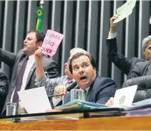  ?? ANDRE DUSEK/ESTADÃO–18/4/2017 ?? Na Câmara: Maia (centro) e deputados mantiveram pilares