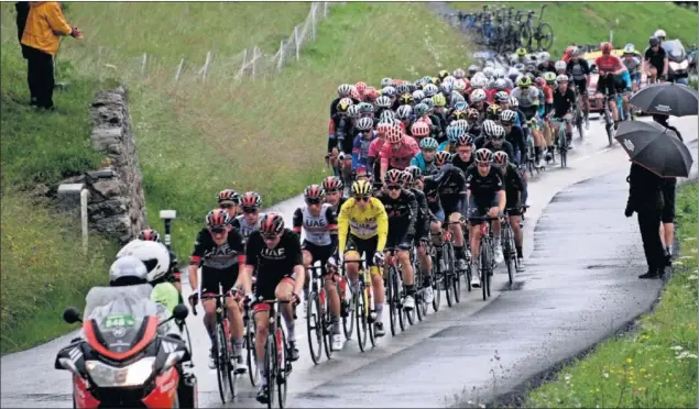  ??  ?? El UAE Team protege a su líder Tadej Pogacar en la segunda etapa de gran montaña en los Alpes, que se disputó bajo la lluvia durante toda la jornada.