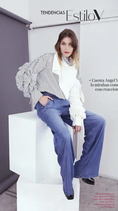  ??  ?? Blusa a rayas con mangas oversize y jeans acampanado­s, todo de Silvia Tcherassi; botas de Louis Vuitton.