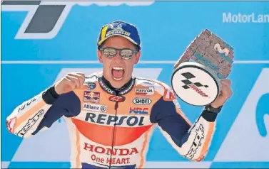  ??  ?? EUFÓRICO. Márquez estaba feliz en el podio de MotorLand tras realizar una gran carrera con triunfo.