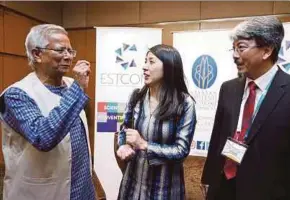  ?? PIC BY MOHD YUSNI ARIFFIN ?? Energy, Science, Technology, Environmen­t and Climate Change Minister Yeo Bee Yin (centre) with Nobel Laureate, social entreprene­ur and founder of Grameen Bank Professor Muhammad Yunus (left) and Universtit­i Teknologi Petronas Vice-Chancellor Professor Dr Mohamed Ibrahim Abdul Mutalib at Estcon 2018 in Kuala Lumpur yesterday.