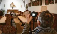  ?? Foto: Klaus-Rainer Krieger ?? Martin Maurer fotografie­rt im Rahmen des Wikipedia-Aktionstag­es in der katholisch­en Heilig-Kreuz-Kirche.