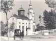  ??  ?? Eine historisch­e Aufnahme (oben). Das Gnadenbild (im Text) steht in einem hohlen Birnbaum. Die Kirche hat fünf Altäre (Mitte). Die Bruderscha­ft Blauer Bund und Votivgaben (unten rechts).