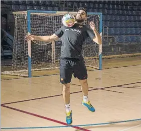  ?? FOTO: PERE PUNTÍ ?? Control y talento Adolfo posa para MD antes de la semifinal contra ElPozo Murcia