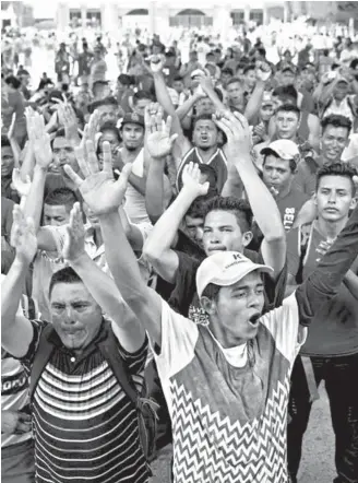  ??  ?? Ayer por la tarde, ya sumaban más de cinco mil migrantes atendidos en el albergue temporal de Ciudad Hidalgo, Chiapas. /CORTES