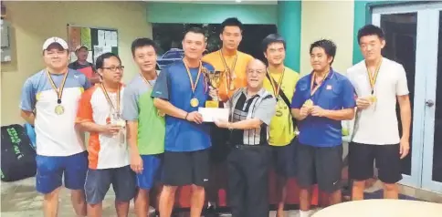  ??  ?? SLTA-Greensport­s captain Brandon Wong receiving prizes from Liew (fourth right) as team members look on.