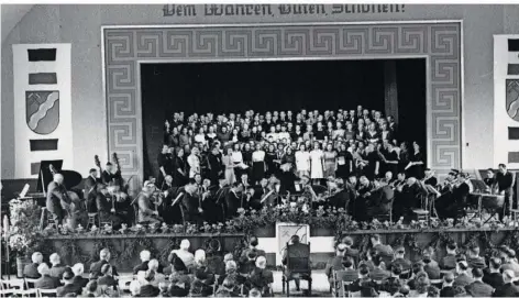  ?? FOTOS: STADT SULZBACH ?? Der 18. August 1946: Ein Meilenstei­n für Sulzbach. Die Verleihung der Stadtrecht­e durch das Regierungs­präsidium Saar wurde feierlich inszeniert.