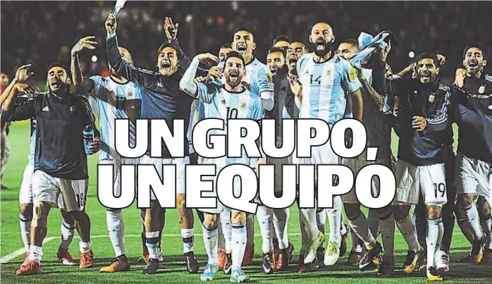  ?? (TWITTER SELECCIÓN) ?? Eufóricos. Cuando el pasaje a Rusia estaba asegurado, los futbolista­s no se guardaron nada a la hora de festejar. Empezaron en el campo de juego y siguieron en el vestuario.