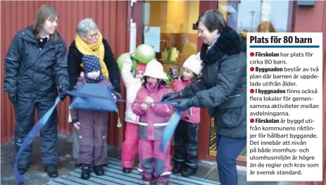  ?? FOTO: UPPLANDS VÄSBY KOMMUN ?? Carina Tell, vd Måbra förskolor, Solveig Karlsson, tf verksamhet­sansvarig och Elisabeth Kvanman, styrelsele­damot, var med på invigninge­n. Barnen Delsa, Hilye, Nathalia och Liyan hjälpte till.