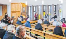  ?? FOTO: THOMAS SIEDLER ?? Weil die Renovierun­g ihrer Pfarrkirch­e immer noch nicht fertig ist, feierte die katholisch­e Gemeinde Sankt Maria den Karfreitag und das Osterfest im Ausweichqu­artier Sankt Elisabeth.