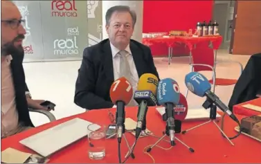  ??  ?? AMBICIOSO. Víctor Gálvez habló de sus grandes proyectos al mando del Real Murcia.