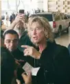  ??  ?? Duff McKagan atendió a quienes lo esperaban afuera del hotel.