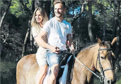  ?? FOTO: INSTAGRAM RAKITIC ?? Ivan Rakitic colgó ayer esta foto en sus vacaciones montando a caballo con su esposa, Raquel Mauri