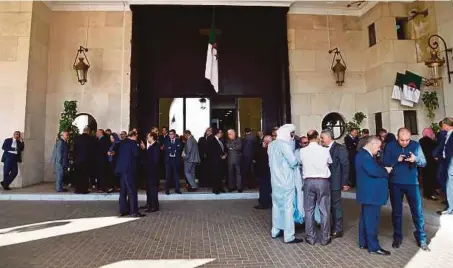  ?? [FOTO AFP] ?? Perwakilan dari FLN dan Perarakan Demokrasik Kebangsaan (RND) menghadang laluan masuk ke Parlimen Algeria ketika menggesa speaker dewan meletakkan jawatan, semalam.