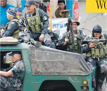  ?? BULLIT MARQUEZ / THE ASSOCIATED PRESS ?? Philippine police head back to the front line to battle Islamic fighters for the remaining pockets of Marawi. Militants overran the city last week, prompting President Rodrigo Duterte to declare martial law.