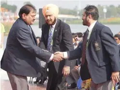  ??  ?? Suresh Kalmadi (right) shakes hand with Abhay Singh Chuatala in a file photo.