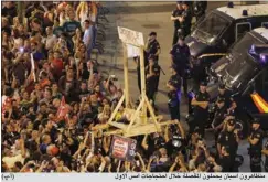 ??  ?? متظاهرون اسبان يحملون المقصلة خلال احتجاجات امس الاول
(أ. پ)
