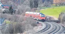  ?? FOTO: DPA ?? Diesellok bei Meckenbeur­en: In Baden-Württember­g und Bayern soll Schienenst­recken ans Stromnetz angebunden werden.