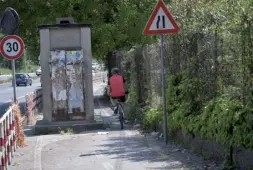  ??  ?? Foro Italico La ciclabile si restrige pericolosa­mente con una cabina Acea