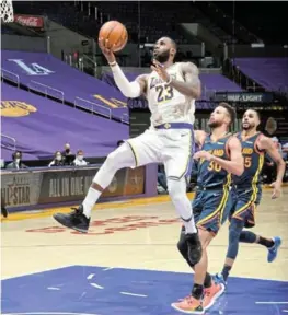  ?? /ANDREW D. BERNSTEIN GETTY IMAGES ?? LeBron James of the Los Angeles Lakers shoots the ball during the game against the Golden State Warriors.