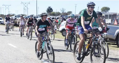  ??  ?? Cyclists tackle the course over Mountain Drive.