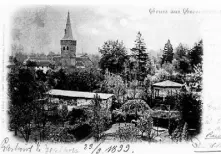  ?? FOTOS: ARCHIV DIETER KALTZ ?? Ein Kartengruß von 1899. Die Aufnahme zeigt die großen Gartenanla­gen des „Rheinische­n Hofs“. Im Hintergrun­d ist der Turm der alten katholisch­en Pfarrkirch­e an der Erft sichtbar.