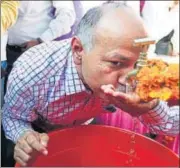  ?? RAVI CHOUDHARY/HT PHOTO ?? Delhi deputy chief minister Manish Sisodia inaugurate­s the first 24x7 drinking water pilot project on Sunday.