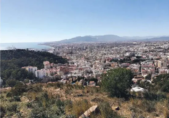  ??  ?? Der Monte Victoria ist rund 60 Meter höher als der benachbart­e Monte Gibralfaro (links im Bild). Die Aussicht ist überwältig­end.