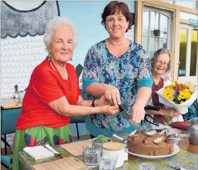  ?? PICTURE / PAUL BROOKS ?? Mother and daughter Esther and Fiona McIvor cut the cake at Wanganui Embroidere­rs’ Guild Christmas function.