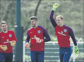  ?? FOTO: AP ?? Joe Hart será el capitán El meta (derecha) llevará el brazalete en ausencia de Gary Cahill