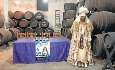  ?? ?? La Bodega Cayetano del Pino acogió la presentaci­ón del evento solidario ‘Burpees Challenge’ y la donación del traje de Baltasar de Juan Miguel de la Flor para la Asociación Cultural ProReyes Magos Raíces.