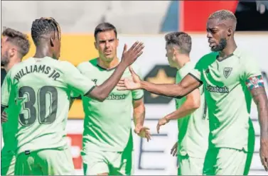  ??  ?? Iñaki Williams, felicitado por su hermano Nico tras marcar el gol de la victoria ante el Dínamo de Kiev.