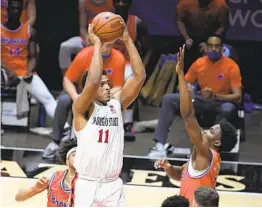  ?? DENIS POROY ?? SDSU senior Matt Mitchell shoots over Boise State defenders on Saturday.