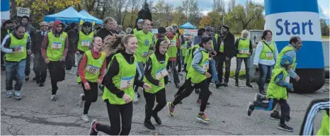  ?? FOTO: SCHNEIDER ?? Rund 60 Läufer, Jogger und Walker nahmen am Sonntag am „1. Ahmadiyya Charity Walk“in Ellwangen teil.