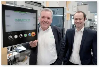  ?? Bilder: Schaeffler ?? Treiber der Digitalisi­erung im Schaeffler- Sondermasc­hinenbau: Holger Auernheime­r (links) und Stefan Soutschek (rechts).