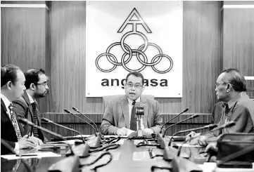  ??  ?? Abdul Fattah (centre) is seen speaking yesterday after witnessing signing of a memorandum of understand­ing ceremony among ACO, Elca Communicat­ion Sdn Bhd, and ACO Trade and Exhibition (Lanzhou) Sdn Bhd. — Bernama photo