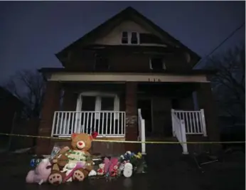  ?? RICHARD LAUTENS/TORONTO STAR ?? The community has created an impromptu memorial of stuffed animals outside the house.