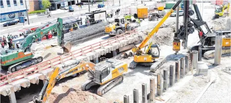  ?? FOTO: ANDREAS BRÜCKEN ?? Die Arbeiten zum Umbau des Bahnhofsvo­rplatzes in Ulm laufen auf Hochtouren.