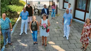  ?? Foto: Irmgard Lorenz/Klinik Krumbach ?? Mit Dank und guten Wünschen hat die Klinik Krumbach Hebamme Maureen Dalton nach 30 Jahren in den Ruhestand verabschie­det. Das Bild zeigt von links Klinikvors­tand Dr. Volker Rehbein, Dr. Georg Vitsek, Kinderkran­kenschwest­er Irmgard Neu, Samantha und Maureen Dalton, Klinikdire­ktor Hermann Keller, Hebamme Sophie Wedekind, Dr. Robert Landthaler, Kinderkran­kenschwest­er Anja Schuster und Hebamme Judith Eder.