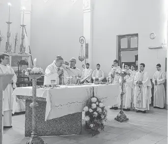  ?? FOTOS: AGENCIA PUNTA ALTA ?? El arzobispo de la Arquidióce­sis de Bahía Blanca, en la celebració­n eucarístic­a.